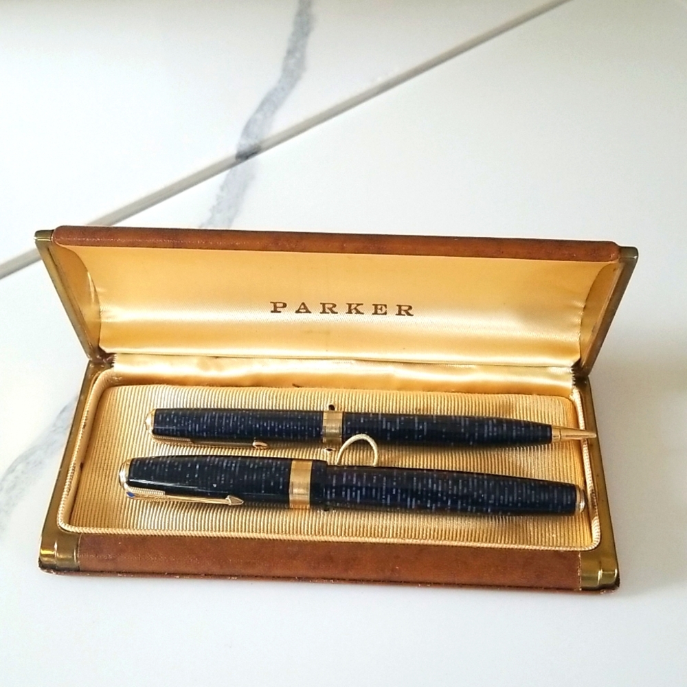 VINTAGE PARKER VACUMATIC FOUNTAIN PEN AND PENCIL SET W/BOX